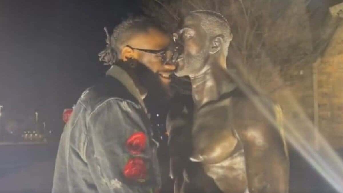 Deontay Wilder statue love