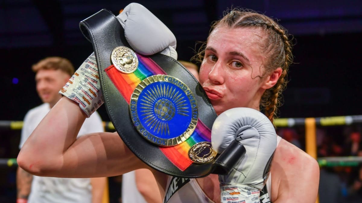 Emma Dolan retains Commonwealth title at new arena in Sheffield