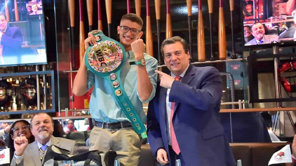 Sebastian Fundora and WBC President Mauricio Sulaiman